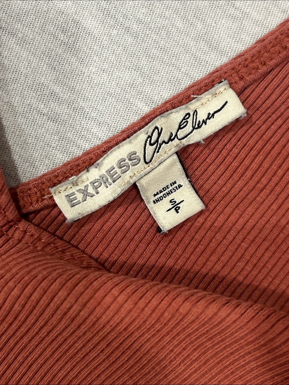 Express One Eleven Ribbed V-Neck Short Sleeve Top in Rust Sz S - Picture 2 of 4